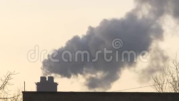 火力发电厂的管道里冒出烟雾日落的天空和羽流视频的预览图