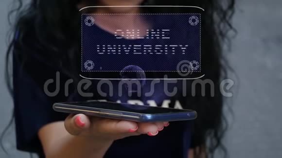 女子显示哈德全息在线大学视频的预览图