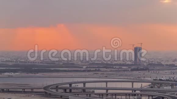 在日出期间迪拜溪港附近的建筑和交叉口的空中时间迪拜阿联酋视频的预览图