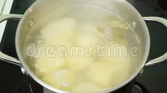 剥皮煮土豆的视频视频的预览图