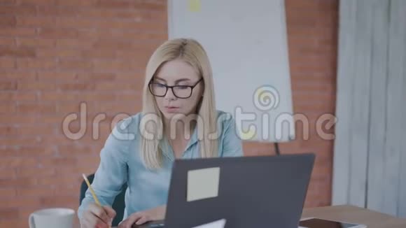 漂亮的女人35岁在电脑办公室工作成功的商业女性概念4K视频的预览图