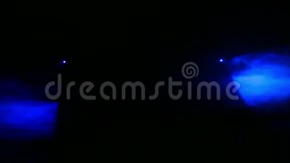 蓝光轮廓聚光灯在黑暗烟雾笼罩视频的预览图