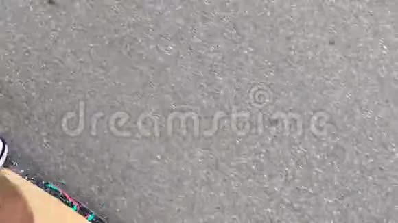 男子骑着长板滑板停在街道沥青上视频的预览图