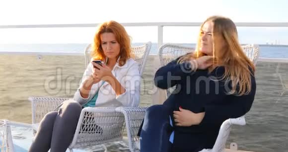 女孩们坐在船甲板上的椅子上视频的预览图
