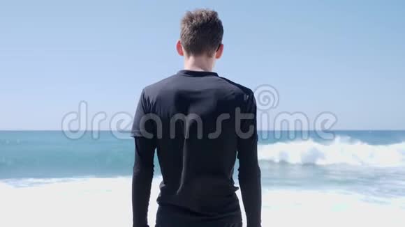 年轻的Fit自信的高加索人展示了他的肌肉在海滩上摆姿势后射慢动作视频的预览图