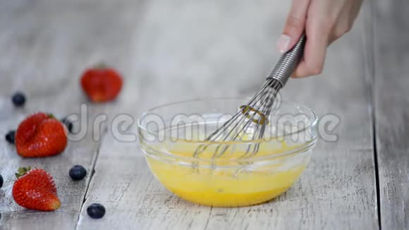 做一个奶油奶油做馅饼将热牛奶倒入碗中加入鸡蛋混合物视频的预览图