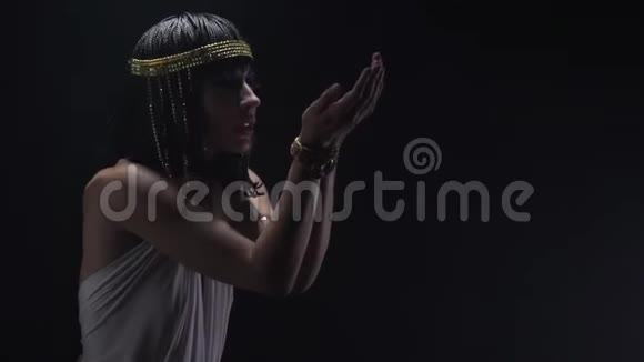 年轻的埃及艳后带着许多黄金首饰正在表演一个仪式视频的预览图