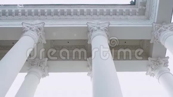 肥皂泡在古典廊柱的背景上飞行视频的预览图