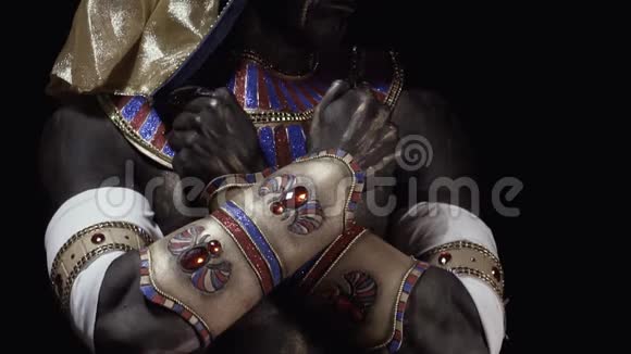 阿努比斯的长爪古埃及的衣服和珠宝特写视频的预览图