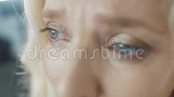 悲伤的老妇人闭上眼睛女人在哭泣视频的预览图