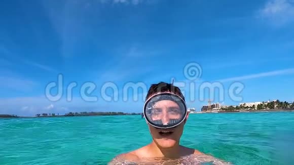 微笑的人戴着面具潜入水中吹出气泡视频的预览图