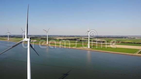 从空中俯瞰风力涡轮机在westermeerdijk的windpark一个在IJsselmeer湖最大的风车农场的Drone景视频的预览图