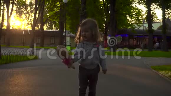 带着在公园散步的女孩视频的预览图