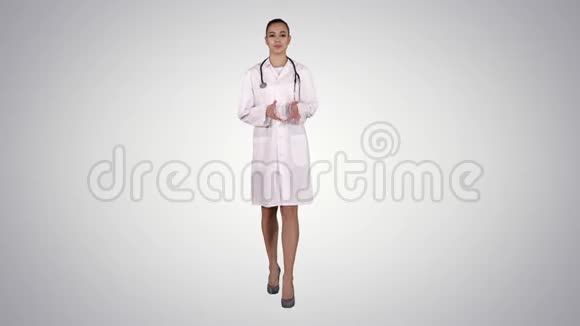 梯度背景下的女性治疗师咨询视频的预览图