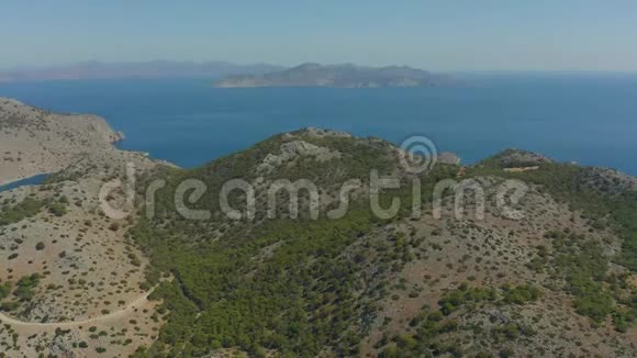 从鸟瞰希腊塞米岛的群山道路海湾Panormitis修道院视频的预览图