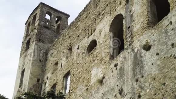 天空背景下古要塞墙的底部视图行动破碎的中世纪石堡是游客视频的预览图