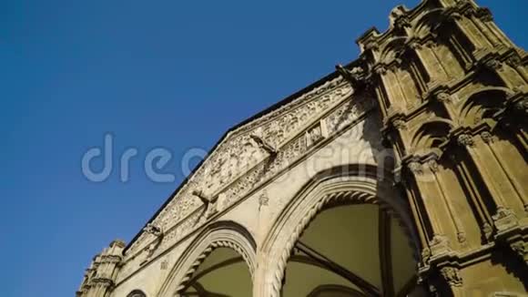 美丽的拱形通道与塔楼的旧建筑背景的天空行动详细建筑视频的预览图