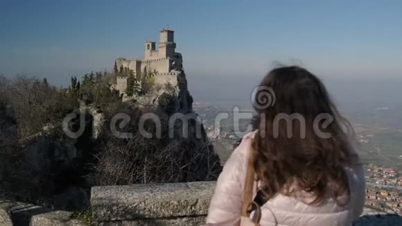 在圣马利诺的蒙特提托诺山上的盖塔塔上女人正在欣赏视频的预览图