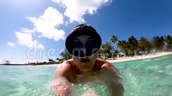 戴着潜水面具的年轻人用水溅出视频的预览图