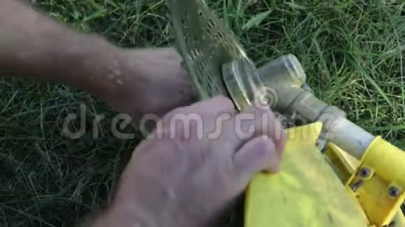 一个人修理修草机电动割草机视频的预览图