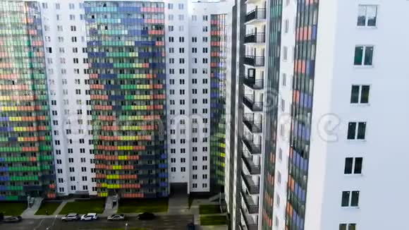 空中观新的彩色建筑在城市与明亮的条纹在立面动作高层建筑外部视频的预览图