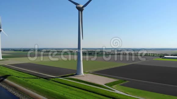 从空中俯瞰风力涡轮机在westermeerdijk的windpark一个在IJsselmeer湖最大的风车农场的Drone景视频的预览图