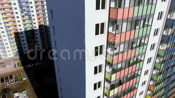 高层建筑单位的鸟瞰与五颜六色的阳台动作房屋建造或出售视频的预览图