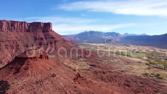 热沙漠砂岩水侵蚀形成的大片红色岩石视频的预览图