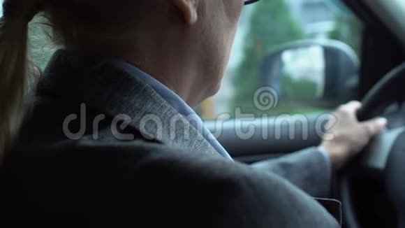 老年女司机在车里按摩疼痛的脖子久坐的生活方式健康视频的预览图