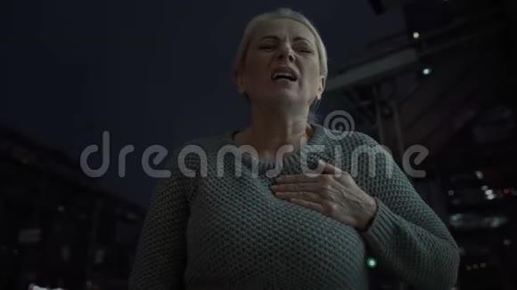 成年女性触摸胸部感觉心脏剧烈疼痛有心脏病发作的危险视频的预览图