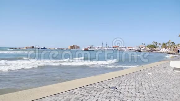 年轻迷人的白种人女孩快速跑在海边码头与城堡的背景慢动作视频的预览图
