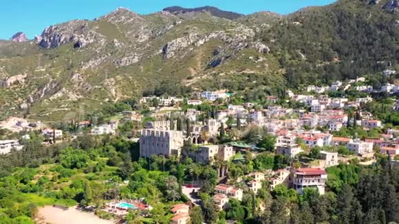 贝拉帕斯中世纪修道院和村庄塞浦路斯凯里尼亚区视频的预览图