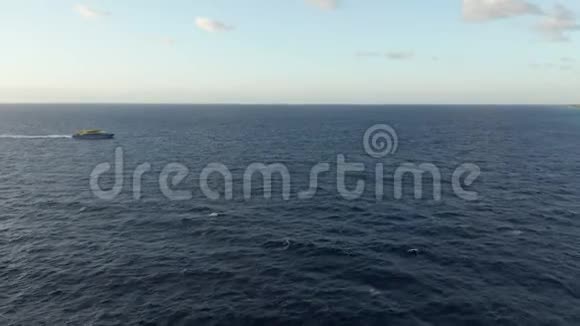 乘坐渡船出海4k无人机视频的预览图