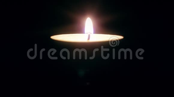 黑暗中的单一蜡烛火焰视频的预览图