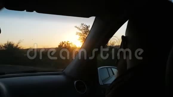 夕阳西下坐在车里看窗外的小胡子视频的预览图