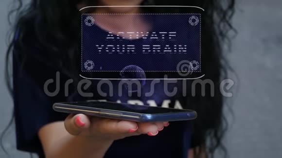 显示HUD全息图的女人激活你的大脑视频的预览图