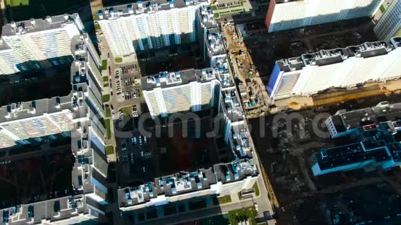 现代城市住宅小区房屋建设动作多层建筑附近的建筑工地视频的预览图