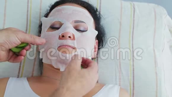 一位男性美容师在一家水疗沙龙里给了一位女性一个保湿面膜视频的预览图