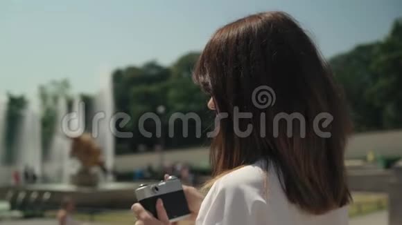 圆形平底锅拍摄优雅的女人用摄像机拍摄埃菲尔铁塔的照片视频的预览图