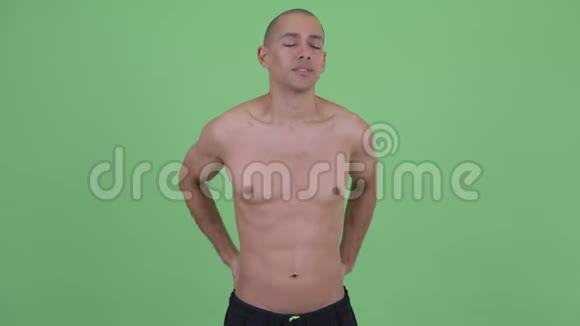 秃顶多民族赤膊男子背痛视频的预览图