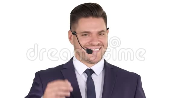 英俊的商人带着耳机看着相机在白色背景上微笑视频的预览图