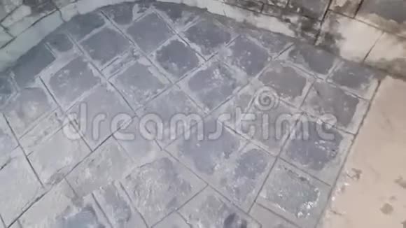 走在灰色的岩石瓷砖地板上视频的预览图