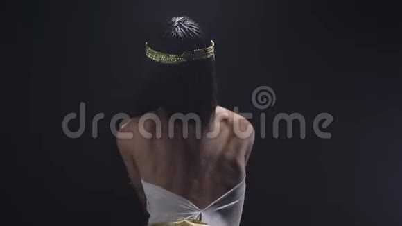 克利奥帕特拉穿着白色连衣裙双手举了起来从后面望去视频的预览图