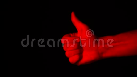 红色拇指向上隔离在黑色背景上视频的预览图