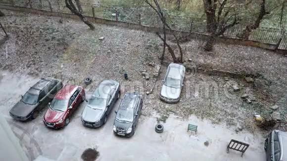 冬天来了下雪了停车场里的时间流逝的汽车视频的预览图