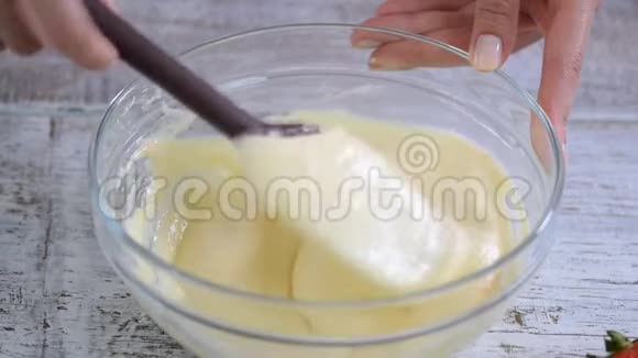 一个女人在搅拌碗里搅拌面糊视频的预览图