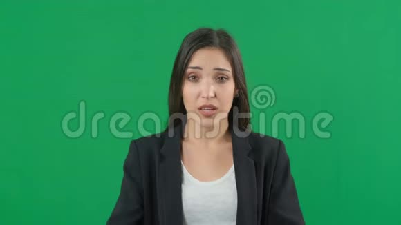 可怕压力震惊在绿色屏幕背景下孤立的女性肖像年轻的情绪化的惊讶女人视频的预览图