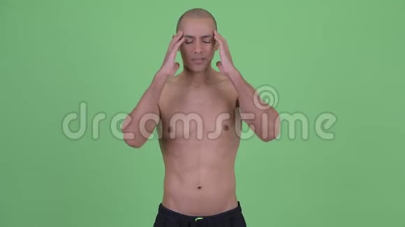 压力大秃头多民族赤膊男子头痛视频的预览图