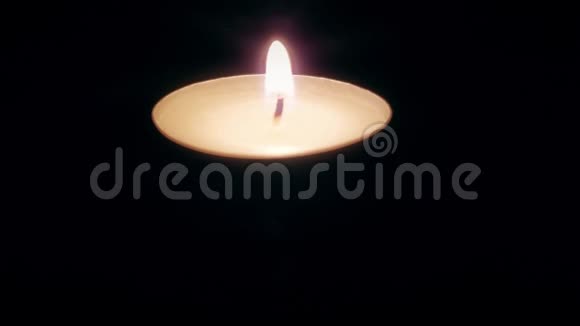 黑暗中的单一蜡烛火焰视频的预览图