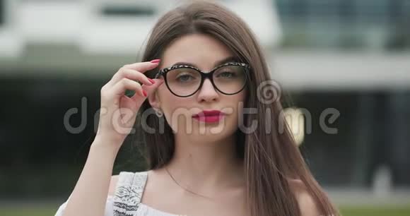 漂亮的年轻女子戴着眼镜脸上贴着快乐的黑发长发心情愉快随意的领队视频的预览图